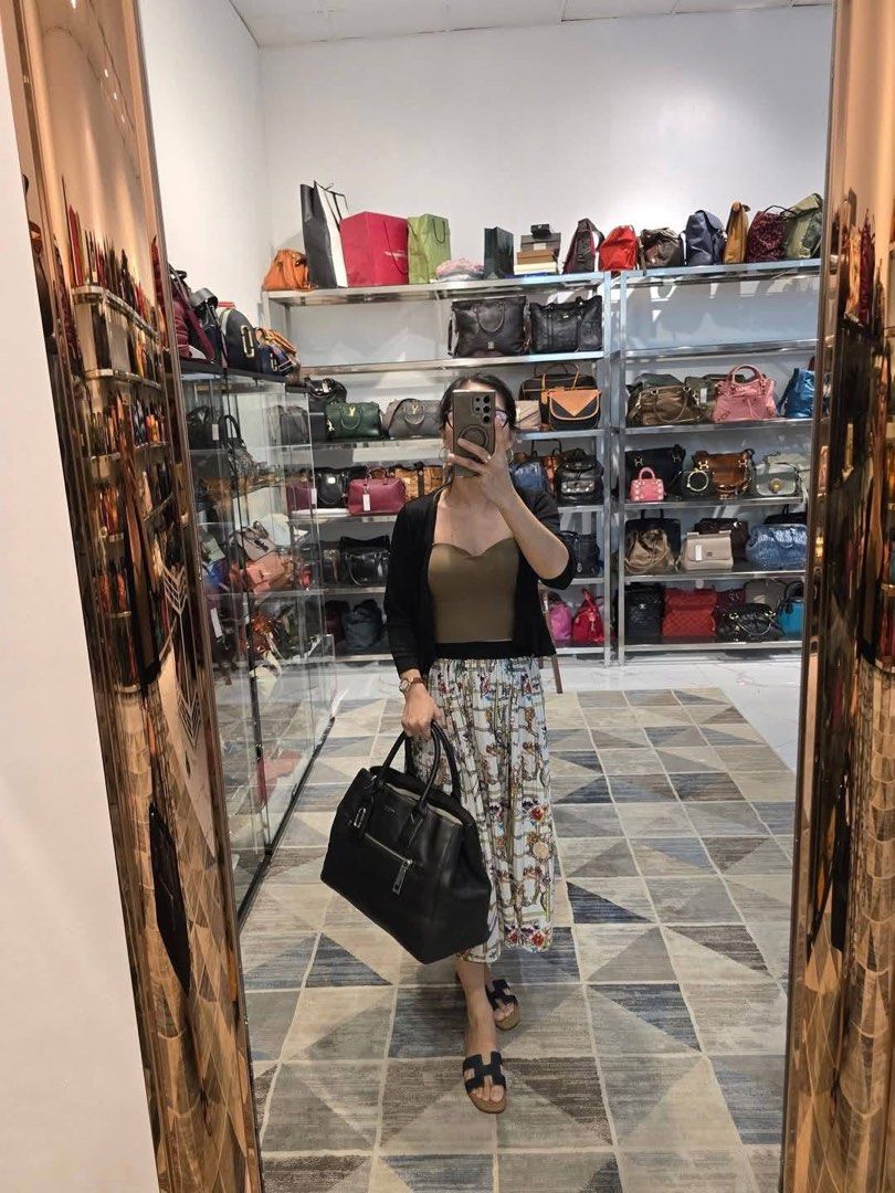 Authentic Marc Jacob tote bag / office bag (Category: Luxury Bags & Wallets) located in Quezon City. Submitted by jhaediah (Listing ID 1351701669, Image 2). Description: - Authentic 💯 - Marc Jacob tote bag / office bag - Inclusion: with original dustbag ✅ - Large size - Looks new .