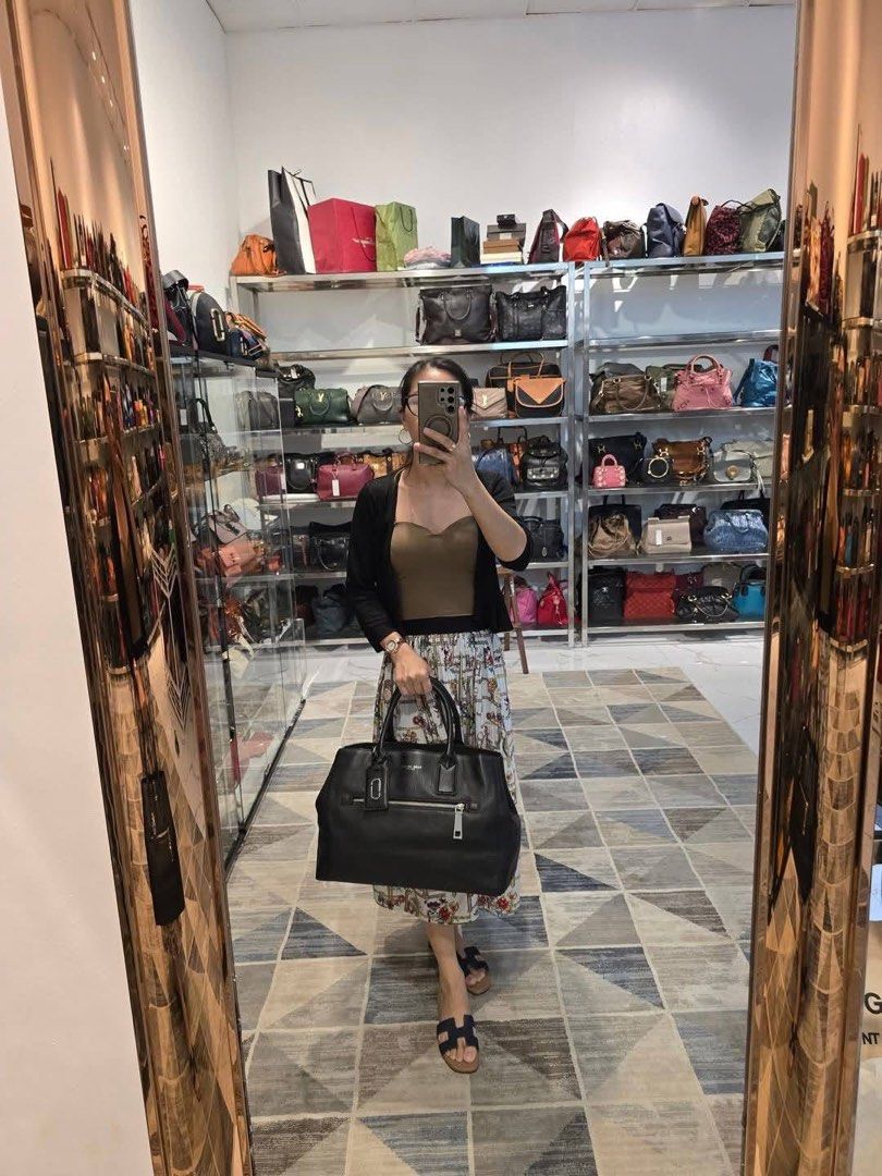 Authentic Marc Jacob tote bag / office bag (Category: Luxury Bags & Wallets) located in Quezon City. Submitted by jhaediah (Listing ID 1351701669, Image 3). Description: - Authentic 💯 - Marc Jacob tote bag / office bag - Inclusion: with original dustbag ✅ - Large size - Looks new .