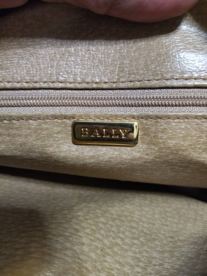 BALLY LEATHER CLUTCH BAG (Category: Luxury Bags & Wallets) located in Bulacan. Submitted by THA_D_THRIFT (Listing ID 1351694771, Image 3). Description: BALLY LEATHER CLUTCH BAG FRESH FROM🇯🇵SOURCE GOOD AS NEW.