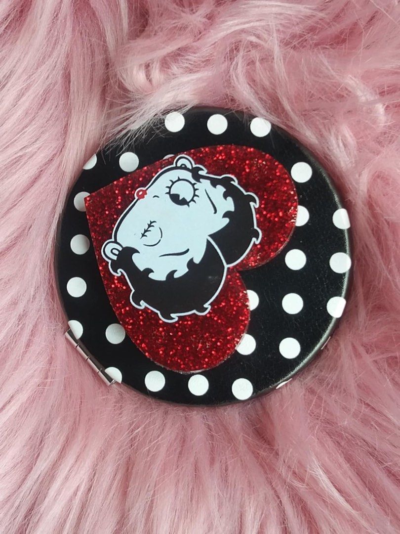 Betty Boop Compact Mirror With Rotating Heart (Category: Mirrors) located in Mandaue City. Submitted by wyatt_whatevers (Listing ID 1351611182, Image 2). Description: Betty Boop Collection Rotating design Brand New.