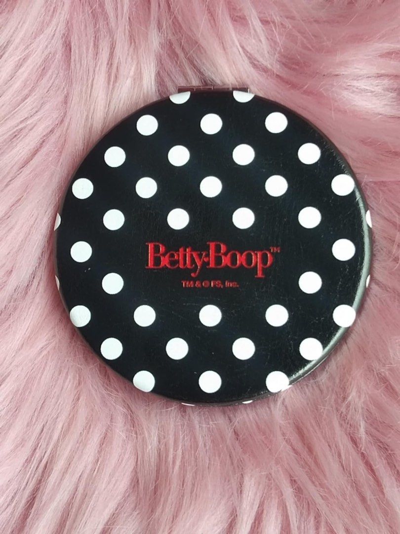 Betty Boop Compact Mirror With Rotating Heart (Category: Mirrors) located in Mandaue City. Submitted by wyatt_whatevers (Listing ID 1351611182, Image 3). Description: Betty Boop Collection Rotating design Brand New.