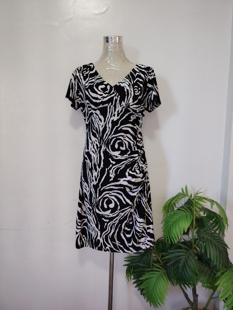 Branded BCBG midi side ruch formal event black and white dress (Category: Dresses) located in San Marcelino. Submitted by thriftolshoppiness (Listing ID 1351710234, Image 1). Description: M-L strech.