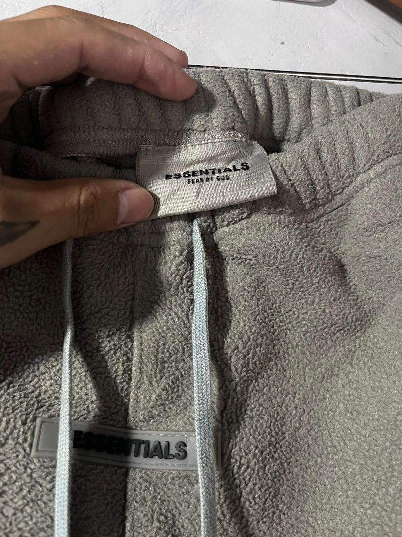 FoG essentials sweatpants (Category: Joggers) located in Angeles City. Submitted by keedriae (Listing ID 1351657858, Image 3). Description: FoG Sweatpants Waist size: 30-34 Issue back pocket need tahi sa side Price: 700php Can do SF via JnT or ship via JnT DM for more detailed pics.