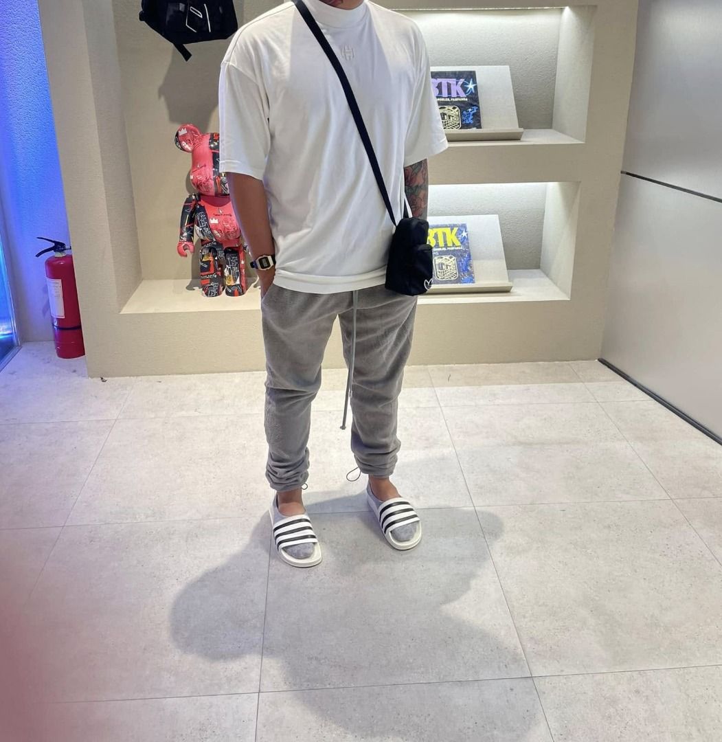 FoG essentials sweatpants (Category: Joggers) located in Angeles City. Submitted by keedriae (Listing ID 1351657858, Image 2). Description: FoG Sweatpants Waist size: 30-34 Issue back pocket need tahi sa side Price: 700php Can do SF via JnT or ship via JnT DM for more detailed pics.