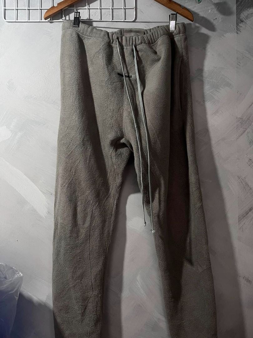 FoG essentials sweatpants (Category: Joggers) located in Angeles City. Submitted by keedriae (Listing ID 1351657858, Image 1). Description: FoG Sweatpants Waist size: 30-34 Issue back pocket need tahi sa side Price: 700php Can do SF via JnT or ship via JnT DM for more detailed pics.