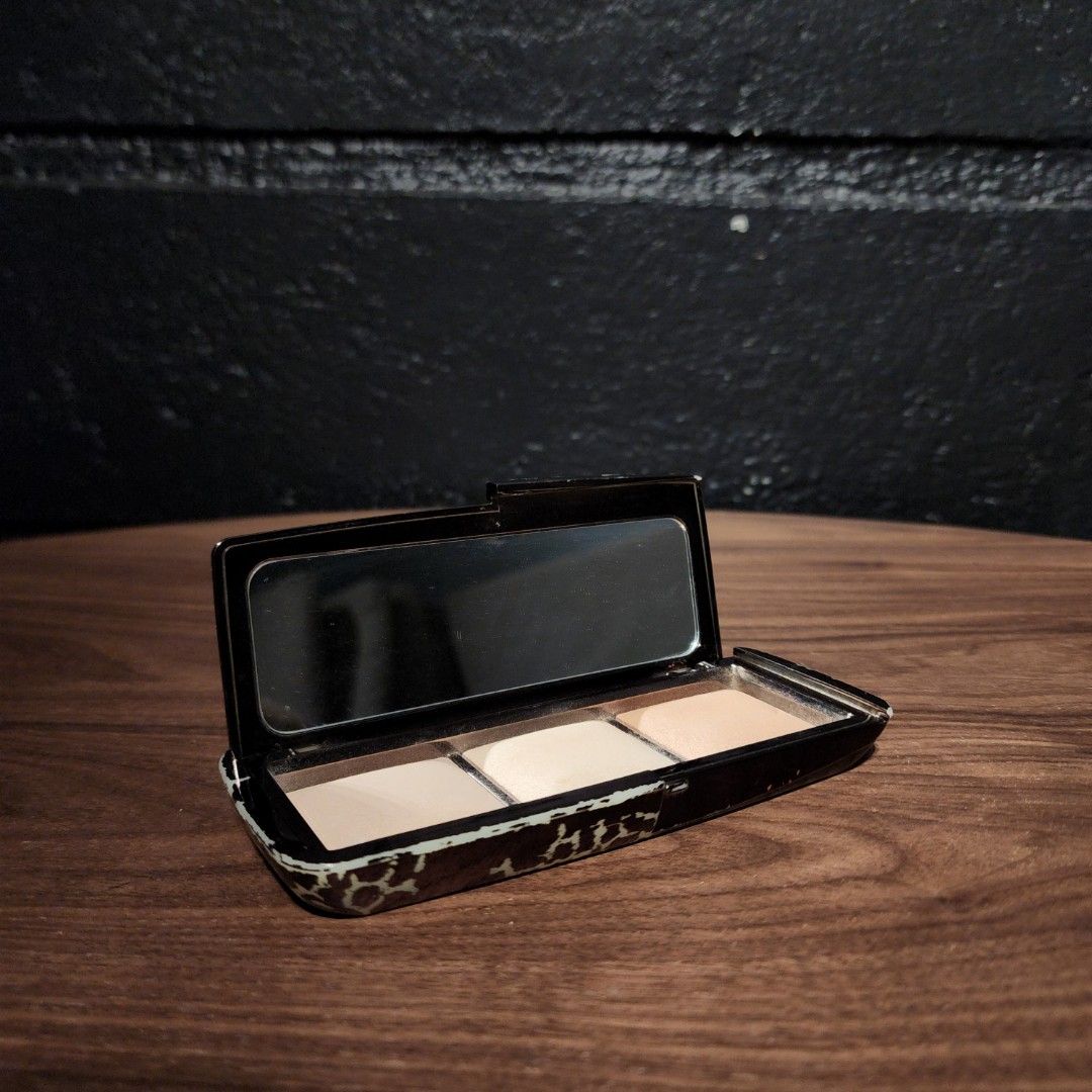 Hourglass Ambient Lighting Palette (Highlighter) (Category: Makeup) located in Manila. Submitted by lachinitasph_ (Listing ID 1351760383, Image 2). Description: the exterior may not look as new due to storage, but the product itself is like new pa. barely used.
