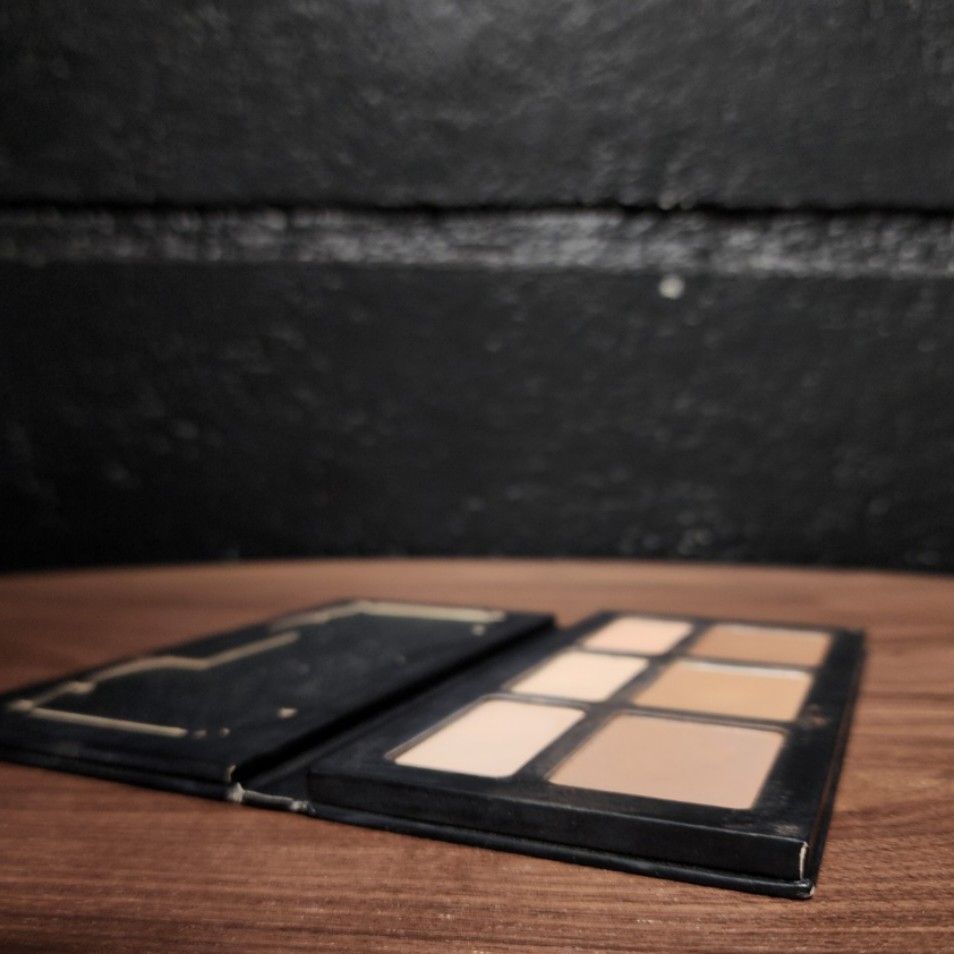 Kat Von D Shade Light Contour Palette (Category: Makeup) located in Manila. Submitted by lachinitasph_ (Listing ID 1351758576, Image 3). Description: .