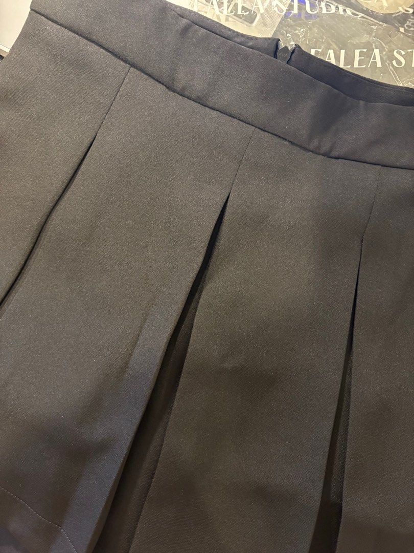 Lealea Studio | Katerine/Katherine Skort - S (Category: Skirts) located in Manila. Submitted by arieskill (Listing ID 1351705868, Image 1). Description: Too small around the hips and upper thighs, fitted lang tapos binalik na sa packaging. Side zip, fits 25"-26" waist and 36" hips :).