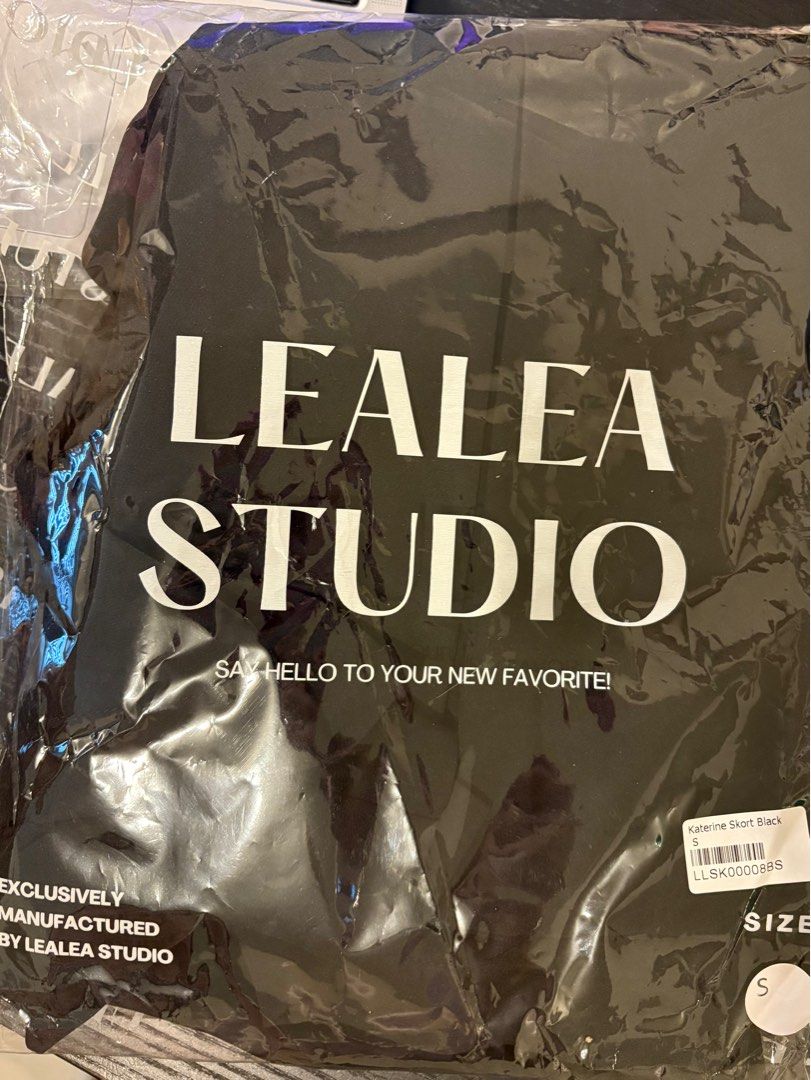Lealea Studio | Katerine/Katherine Skort - S (Category: Skirts) located in Manila. Submitted by arieskill (Listing ID 1351705868, Image 2). Description: Too small around the hips and upper thighs, fitted lang tapos binalik na sa packaging. Side zip, fits 25"-26" waist and 36" hips :).