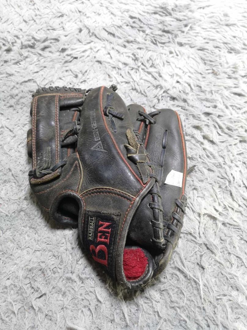 Leather Baseball Black Gloves (Category: Golf) located in Santa Cruz. Submitted by jmy_surplus.2 (Listing ID 1351723007, Image 1). Description: Size ; L - 30 W - 20 Color ; Black Type ;Baseball Gloves Brand ; No brand Material ; Leather Style ; Black leather Baseball Gloves LG 101 JMY 4.