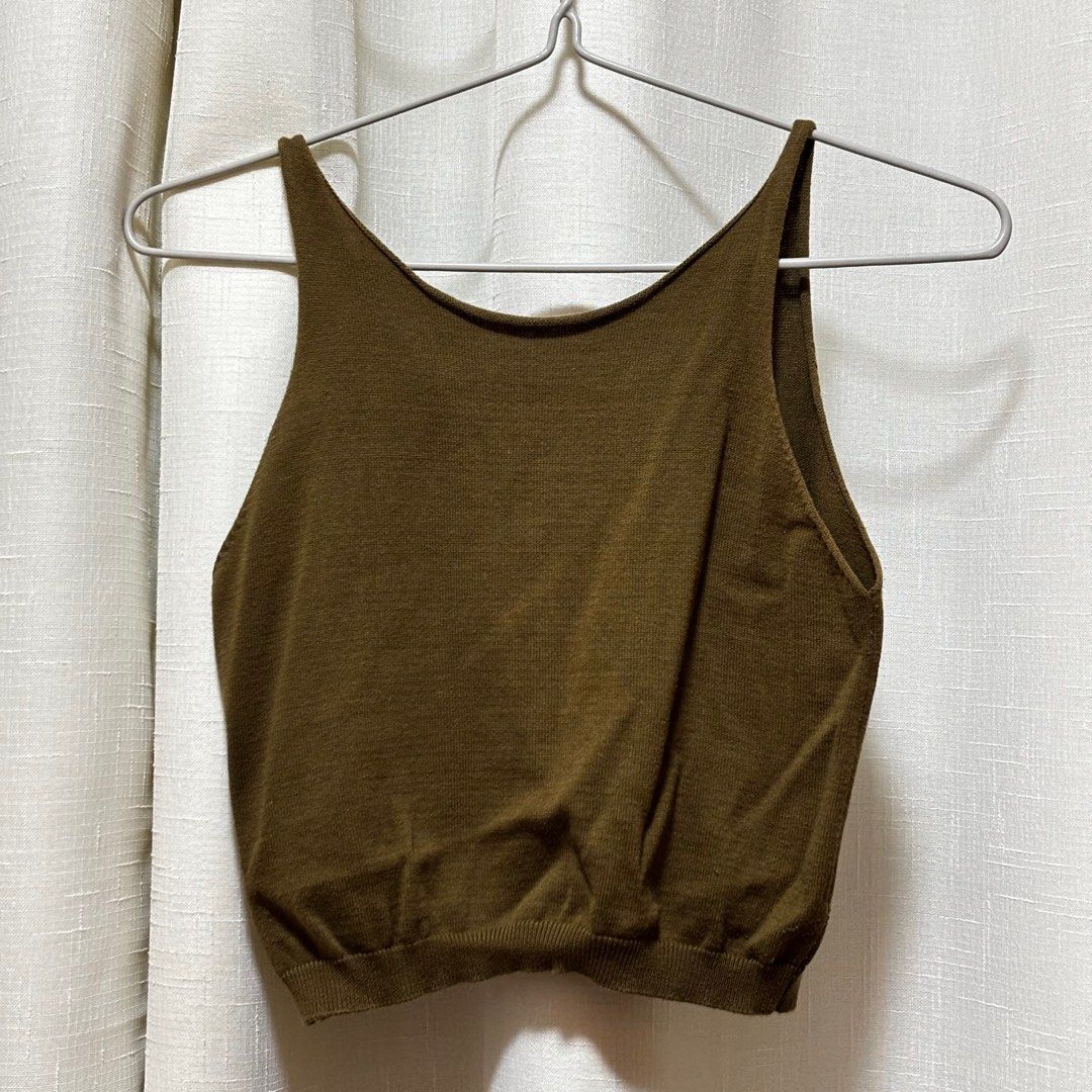 Mantou Cropped Top (Category: Sleeveless) located in Balanga. Submitted by heyyletsdeclutter (Listing ID 1351741864, Image 2). Description: Rfs: decluttering Fits small. Fitted for M frames. Stretchy material.