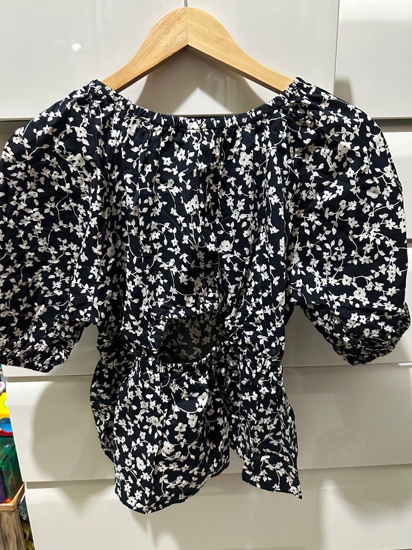 Old Navy Top / Blouse / Off Shoulder (Category: Blouses) located in Pasig City. Submitted by tinydonuts (Listing ID 1351691052, Image 2). Description: BN from US S on tag but will fit til semi-L Pretty and nice ng fabric :).