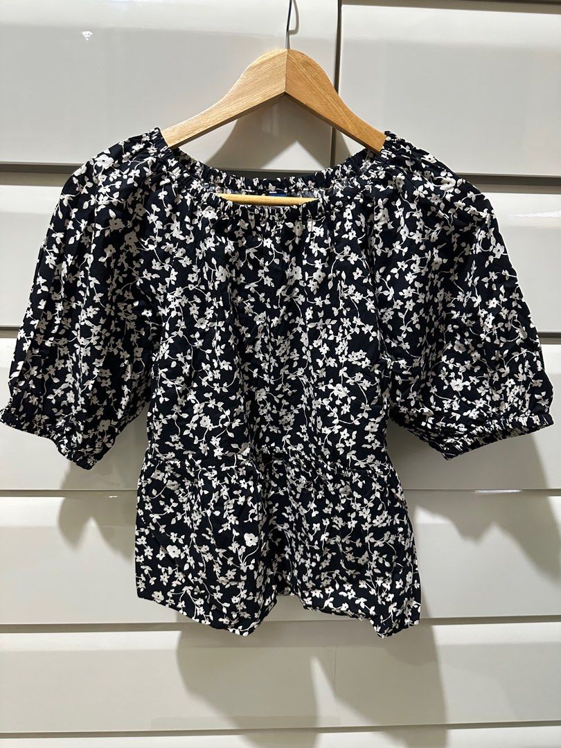 Old Navy Top / Blouse / Off Shoulder (Category: Blouses) located in Pasig City. Submitted by tinydonuts (Listing ID 1351691052, Image 1). Description: BN from US S on tag but will fit til semi-L Pretty and nice ng fabric :).