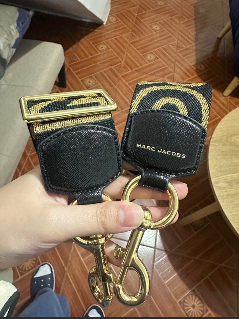 Original Marc Jacobs The outline Logo Webbing Strap (Category: Luxury Bags & Wallets) located in Marikina City. Submitted by jonap1 (Listing ID 1351625543, Image 1). Description: Only used it once No issues No scratches Will provide more photos if interested MOP: bank transfer or Gcash payment only. .