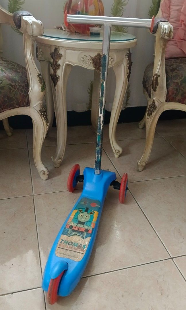 Scooter (Category: Other Babies Going Out Needs) located in Taytay. Submitted by reese511 (Listing ID 1351724947, Image 3). Description: Thomas and friends scooter Best for 5-6yo Flaw: sign of usage at natatanggal yung isang gulong.
