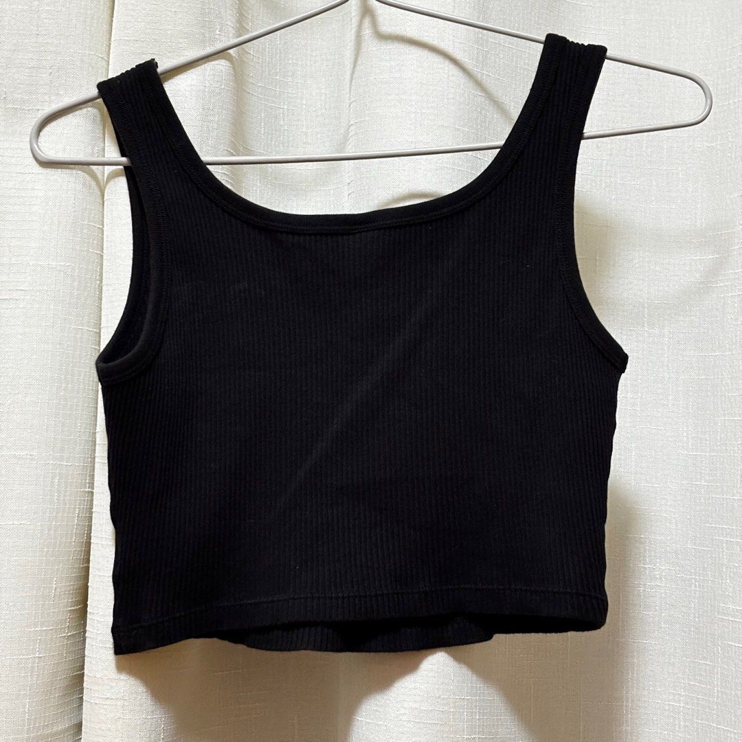 Uniqlo Cropped Top (Category: Sleeveless) located in Balanga. Submitted by heyyletsdeclutter (Listing ID 1351742323, Image 2). Description: Rfs: decluttering XL on tag. Fits me well as a M frame.