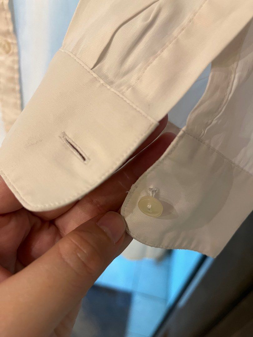Uniqlo White Longsleeves Polo (Category: Longsleeves) located in Makati City. Submitted by messbless (Listing ID 1351680197, Image 2). Description: 1 Sleeve button loose and runs a bit small (slim fit).