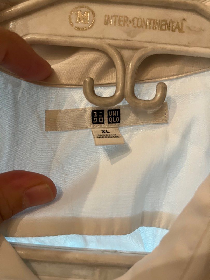 Uniqlo White Longsleeves Polo (Category: Longsleeves) located in Makati City. Submitted by messbless (Listing ID 1351680197, Image 3). Description: 1 Sleeve button loose and runs a bit small (slim fit).
