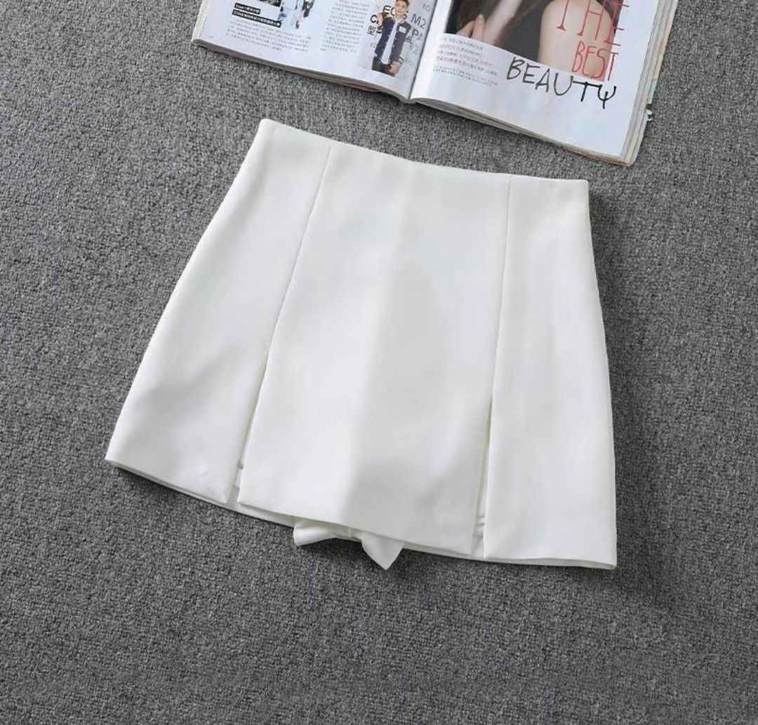 White Skort (Category: Skirts) located in Paranaque City. Submitted by mclock94 (Listing ID 1351629536, Image 1). Description: Sinukat lang. too big for me size is 4XL (35inches) refer to the last photo posted.