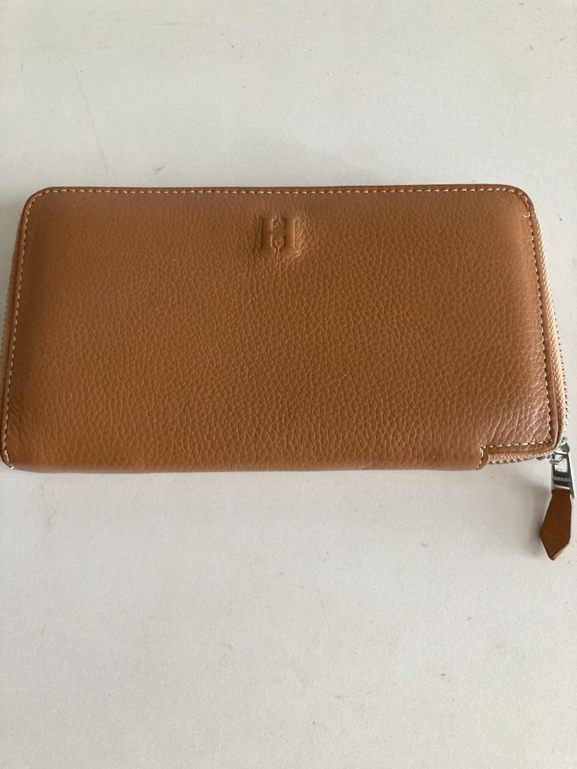 zip purses (Category: Purses & Pouches) located in Singapore. Submitted by 123suzanne123 (Listing ID 1351672803, Image 1). Description: Approx 20 x 11 cm.
