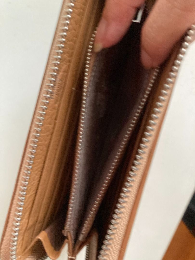 zip purses (Category: Purses & Pouches) located in Singapore. Submitted by 123suzanne123 (Listing ID 1351672803, Image 3). Description: Approx 20 x 11 cm.