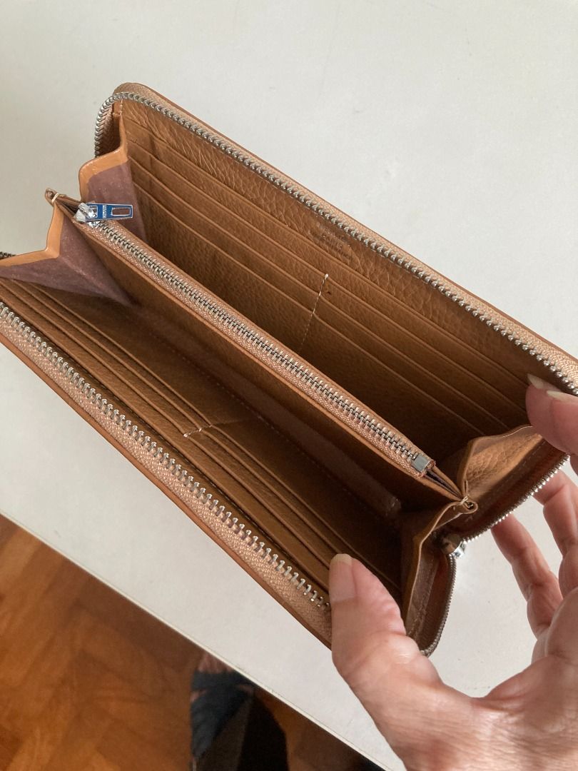 zip purses (Category: Purses & Pouches) located in Singapore. Submitted by 123suzanne123 (Listing ID 1351672803, Image 2). Description: Approx 20 x 11 cm.