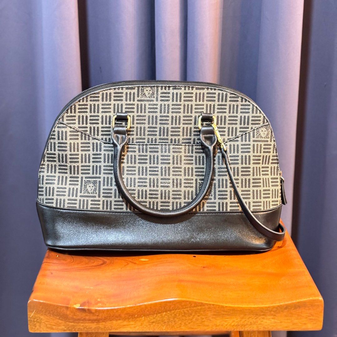 Authentic Anne Klein Office Bag (Category: Shoulder Bags) located in Balanga. Submitted by heyyletsdeclutter (Listing ID 1351891164, Image 3). Description: Rfs: decluttering Lightly used but stored for a while. .