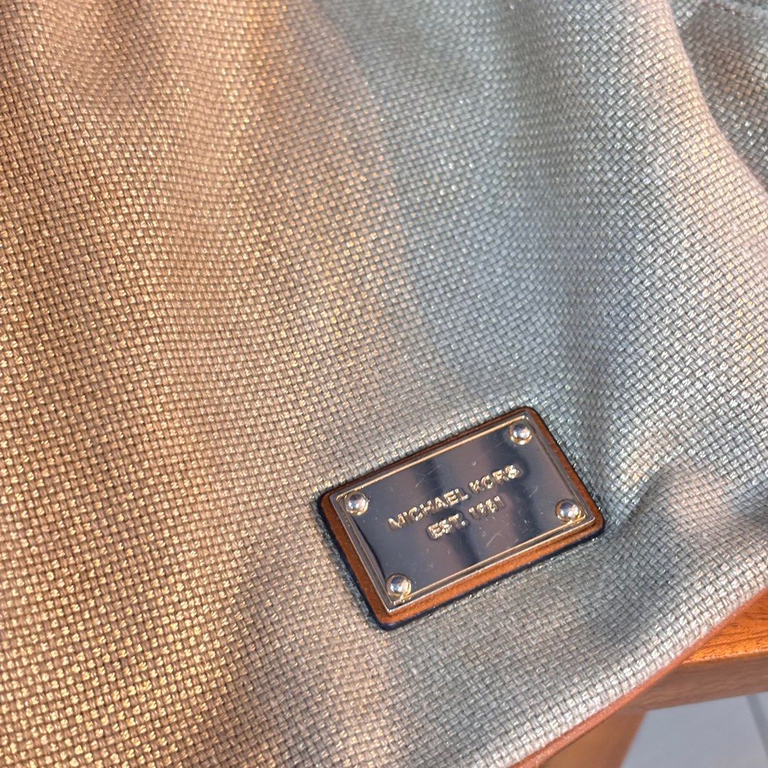 Authentic Michael Kors Bag (Category: Luxury Bags & Wallets) located in Balanga. Submitted by heyyletsdeclutter (Listing ID 1351892386, Image 3). Description: Rfs: decluttering.