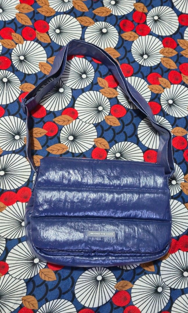 Beyond the vines Poofy bag (Category: Cross-body Bags) located in Makati City. Submitted by jericho08 (Listing ID 1351835089, Image 1). Description: .