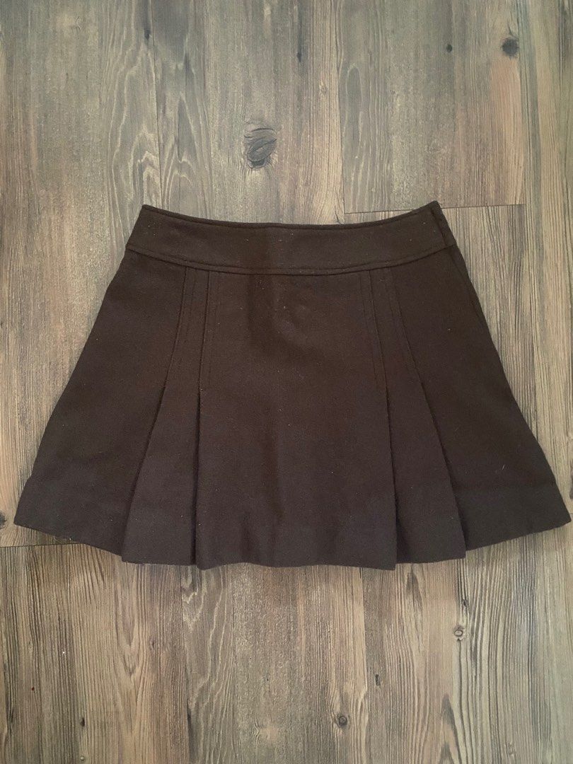 brown grunge mini skirt 90s y2k (Category: Skirts) located in Paranaque City. Submitted by 4dcloset (Listing ID 1351935362, Image 2). Description: super cute brown grunge 90s/y2k mini skirt 𐙚 rfs: declutterring/does not fit 𐙚 fits sized xxs-xs best! size 24 waist.