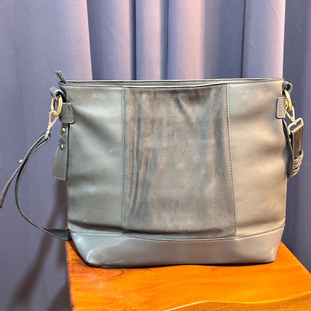 Carpisa Shoulder/ Sling Bag (Category: Shoulder Bags) located in Balanga. Submitted by heyyletsdeclutter (Listing ID 1351893601, Image 2). Description: Rfs: decluttering.