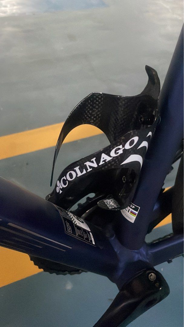 Colnago carbon bottle cage (very open to nego)just offer I won’t bite (Category: Parts & Accessories) located in Singapore. Submitted by sunny171 (Listing ID 1351904584, Image 2). Description: Colnago bc01 carbon bottle cage Very good condi .
