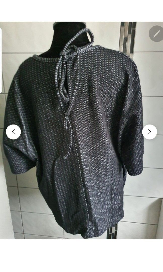 Country road short sleeve jumper (Category: Women's Clothes) located in Echuca. Submitted by ammietrixie2025 (Listing ID 1351833590, Image 3). Description: COUNTRY ROAD top / smock / jumper In ex pre loved condition Size XL Short sleeves Round neck Tie up in the back Slits on the sides Slight longer in the back Warm material Cotton / poly/nylon/elastane blend PB753.
