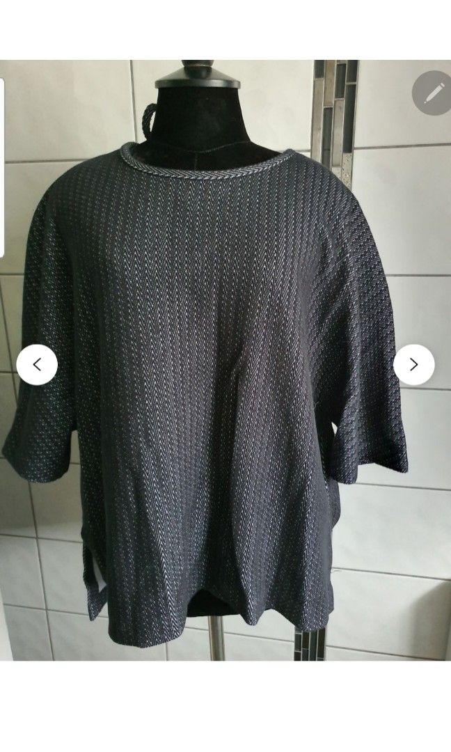 Country road short sleeve jumper (Category: Women's Clothes) located in Echuca. Submitted by ammietrixie2025 (Listing ID 1351833590, Image 1). Description: COUNTRY ROAD top / smock / jumper In ex pre loved condition Size XL Short sleeves Round neck Tie up in the back Slits on the sides Slight longer in the back Warm material Cotton / poly/nylon/elastane blend PB753.