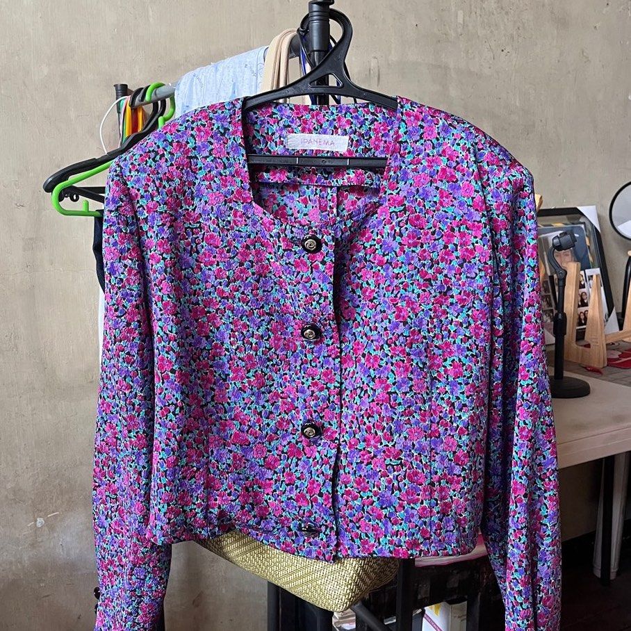 Cropped Floral Blazer/Jacket (Category: Longsleeves) located in Manila. Submitted by mailed (Listing ID 1351962215, Image 1). Description: Shoulders are padded V cute details.