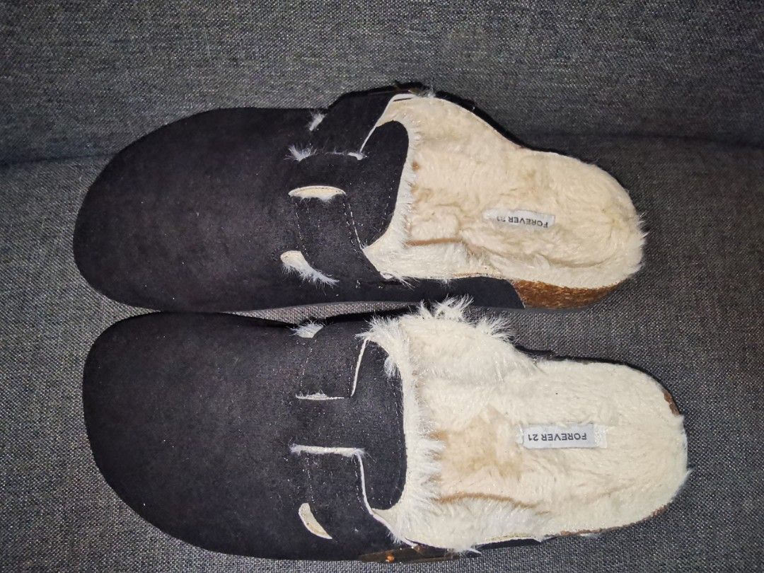 Forever 21 Mule Shoe (Category: Slippers and slides) located in Pasig City. Submitted by puggable (Listing ID 1351960154, Image 2). Description: Brand New without tag Forever 21 Mule Shoe Size 5-6.