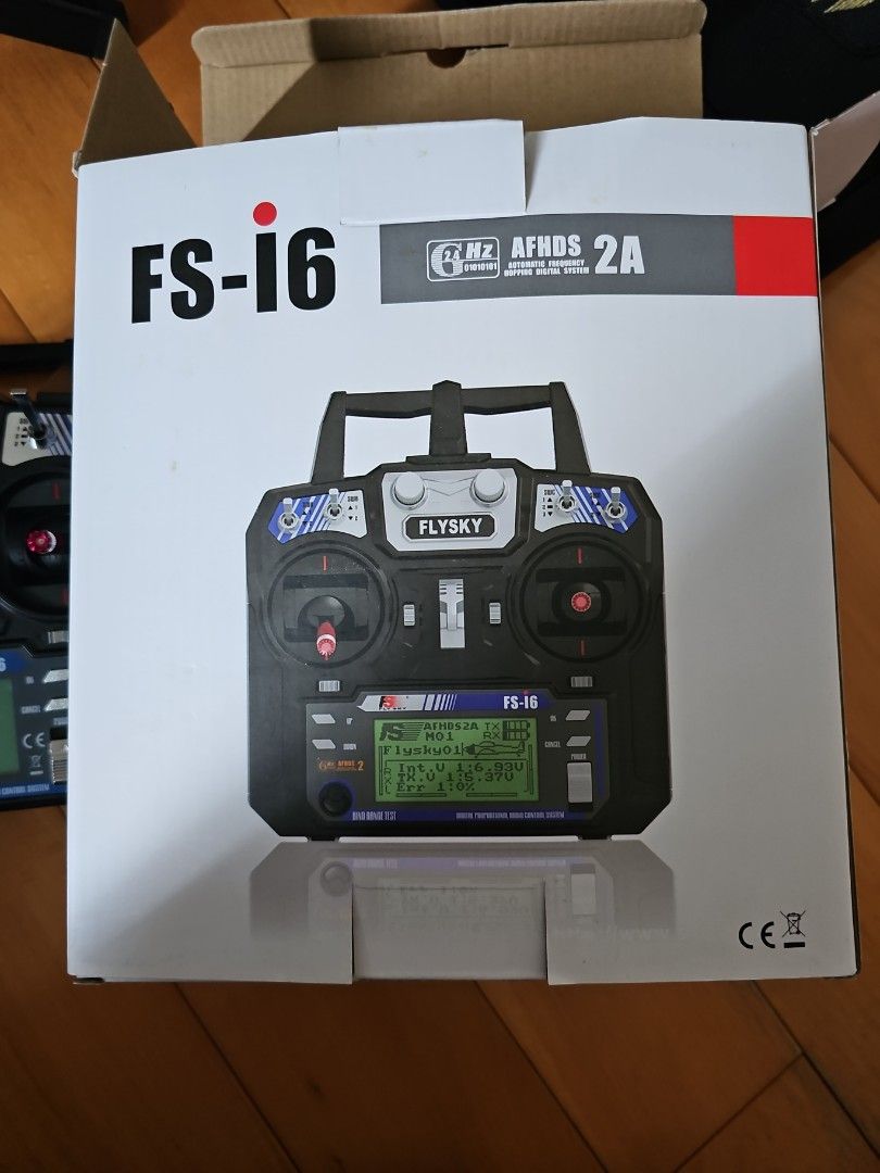 FS-i6 controller （分類：遙控玩具）位於 Hong Kong。 由 yourchickenwings 提交（商品編號 1351823328，圖片 2）。簡介： **FlySky FS-i6** 的详细规格说明： ### 基本规格： - **通道数**：6通道（可通过固件升级扩展至10通道） - **频率**：2.4GHz AFHDS（自动跳频数字系统） - **模型存储**：支持20组模型存储 - **射频功率**：≤20dBm - **操作距离**：最大约1.5公里（视环境而定） - **电源**：4节AA电池（或兼容的LiPo/LiFe电池组） - **重量**：约400克（含电池） - **尺寸**：165mm x 105mm x 190mm ### 显示屏与操控： - **屏幕**：背光单色LCD屏幕 - **摇杆**：2个自回中摇杆（油门和方向舵），2个非回中摇杆（升降舵和副翼） - **开关**：4个（2位和3位开关） - **按钮**：5个（用于菜单导航和设