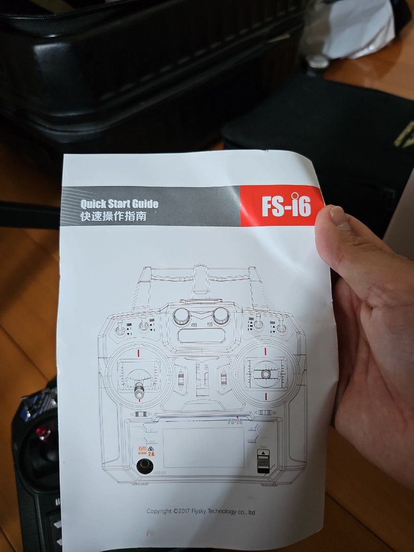 FS-i6 controller （分類：遙控玩具）位於 Hong Kong。 由 yourchickenwings 提交（商品編號 1351823328，圖片 4）。簡介： **FlySky FS-i6** 的详细规格说明： ### 基本规格： - **通道数**：6通道（可通过固件升级扩展至10通道） - **频率**：2.4GHz AFHDS（自动跳频数字系统） - **模型存储**：支持20组模型存储 - **射频功率**：≤20dBm - **操作距离**：最大约1.5公里（视环境而定） - **电源**：4节AA电池（或兼容的LiPo/LiFe电池组） - **重量**：约400克（含电池） - **尺寸**：165mm x 105mm x 190mm ### 显示屏与操控： - **屏幕**：背光单色LCD屏幕 - **摇杆**：2个自回中摇杆（油门和方向舵），2个非回中摇杆（升降舵和副翼） - **开关**：4个（2位和3位开关） - **按钮**：5个（用于菜单导航和设