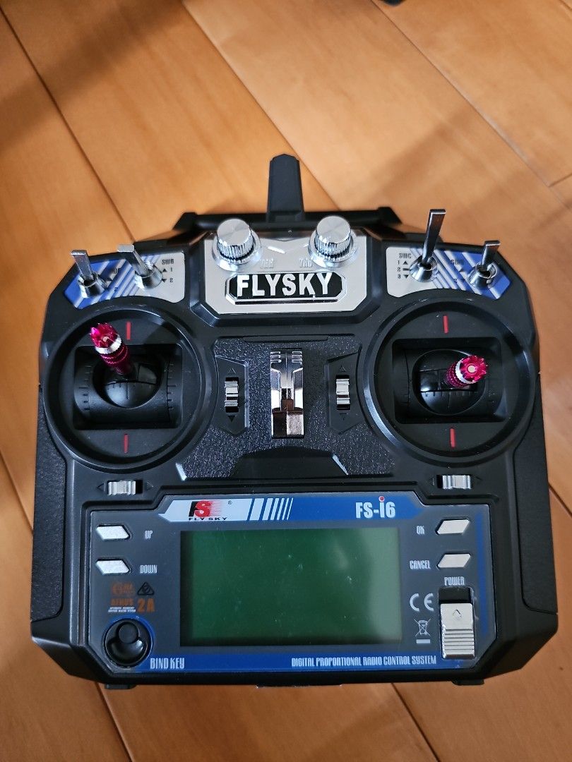 FS-i6 controller （分類：遙控玩具）位於 Hong Kong。 由 yourchickenwings 提交（商品編號 1351823328，圖片 1）。簡介： **FlySky FS-i6** 的详细规格说明： ### 基本规格： - **通道数**：6通道（可通过固件升级扩展至10通道） - **频率**：2.4GHz AFHDS（自动跳频数字系统） - **模型存储**：支持20组模型存储 - **射频功率**：≤20dBm - **操作距离**：最大约1.5公里（视环境而定） - **电源**：4节AA电池（或兼容的LiPo/LiFe电池组） - **重量**：约400克（含电池） - **尺寸**：165mm x 105mm x 190mm ### 显示屏与操控： - **屏幕**：背光单色LCD屏幕 - **摇杆**：2个自回中摇杆（油门和方向舵），2个非回中摇杆（升降舵和副翼） - **开关**：4个（2位和3位开关） - **按钮**：5个（用于菜单导航和设