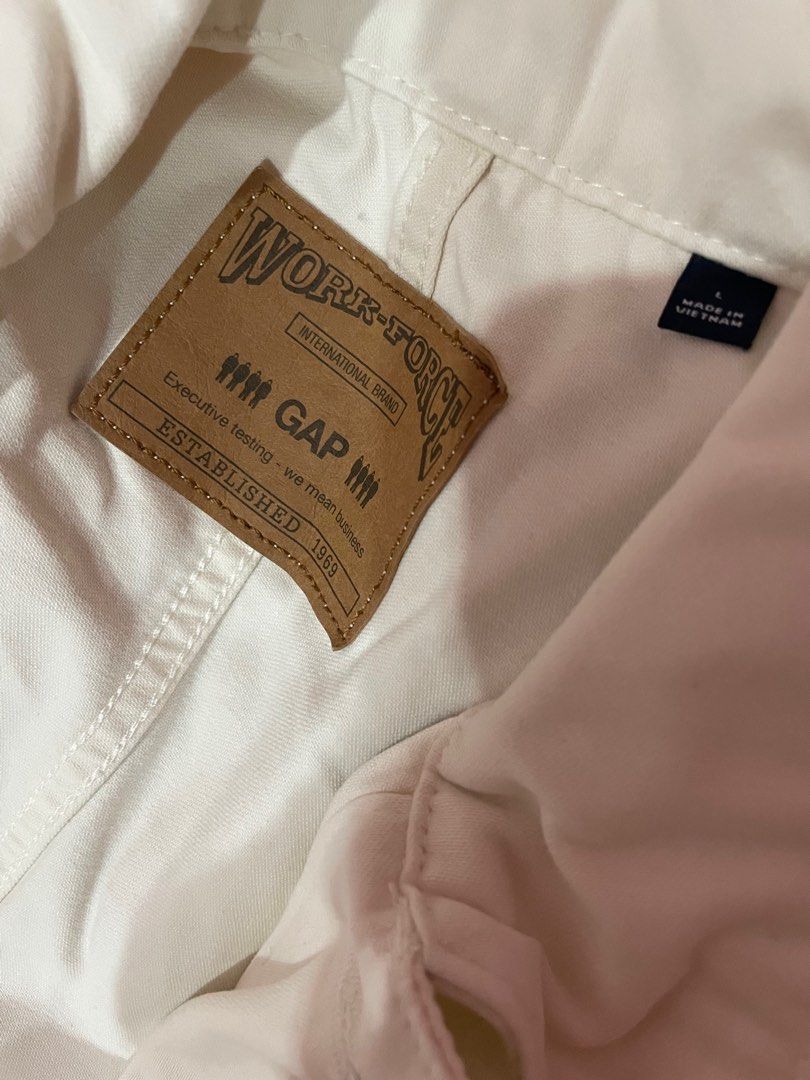 GAP worker jacket (Category: Coats, Jackets and Outerwear) located in Dengkil. Submitted by yfara74 (Listing ID 1351791283, Image 3). Description: little stain on collar, refer last pic bought from another seller never get to wear it cuz it is too big .