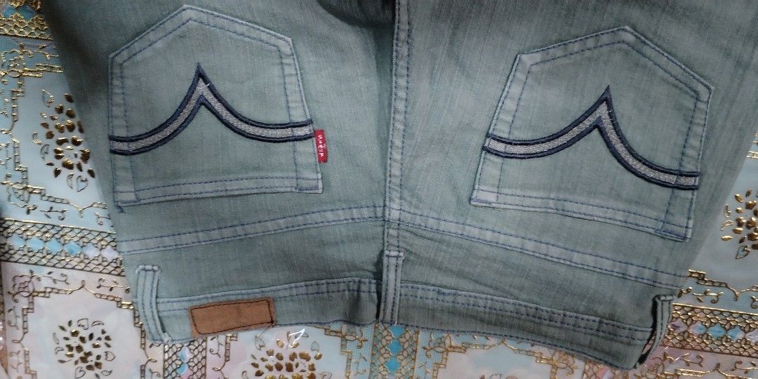 Levis women (Category: Activewear) located in Cavite. Submitted by camiya (Listing ID 1351936474, Image 1). Description: Available onhand levis for women size 26 interested buyer you may msg us.