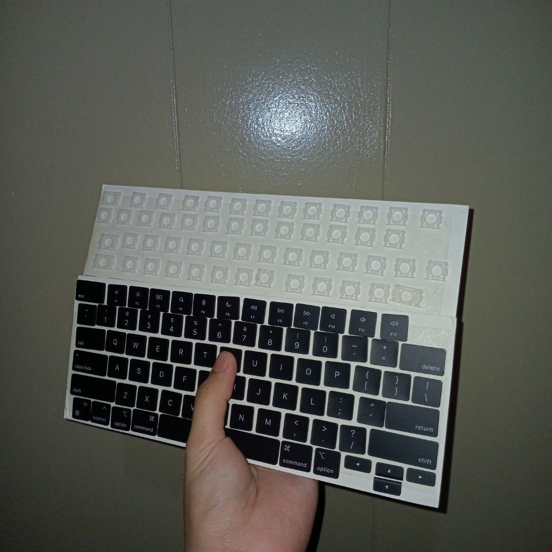 Macbook book pro air keycap and hinge for keyboard (Category: Computer Keyboard) located in Pasig City. Submitted by fasttech01 (Listing ID 1351837564, Image 1). Description: Brand New price varies Last price posted, already a bargain Can be pick up asap for sale only pick up at de castro, pasig.