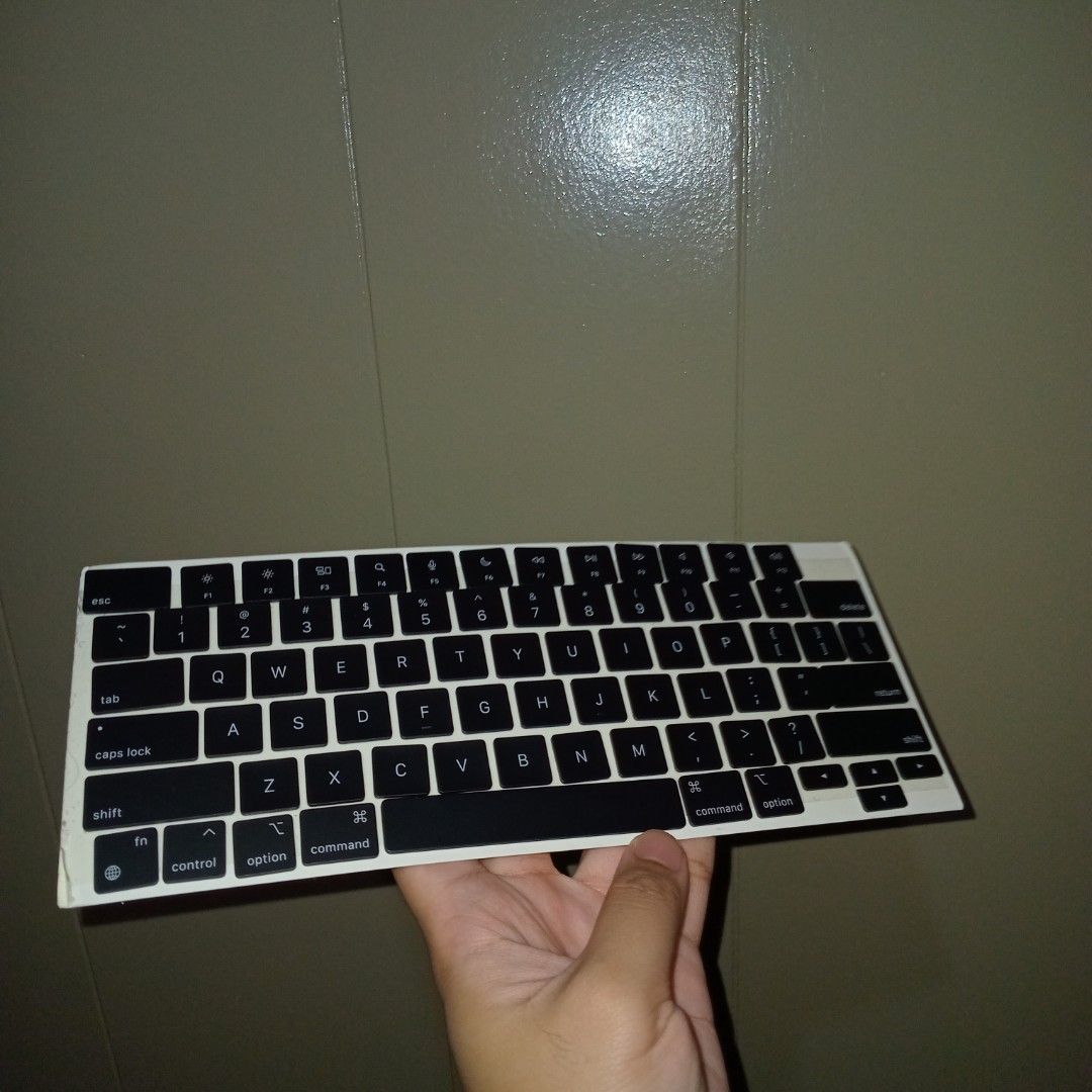 Macbook book pro air keycap and hinge for keyboard (Category: Computer Keyboard) located in Pasig City. Submitted by fasttech01 (Listing ID 1351837564, Image 2). Description: Brand New price varies Last price posted, already a bargain Can be pick up asap for sale only pick up at de castro, pasig.