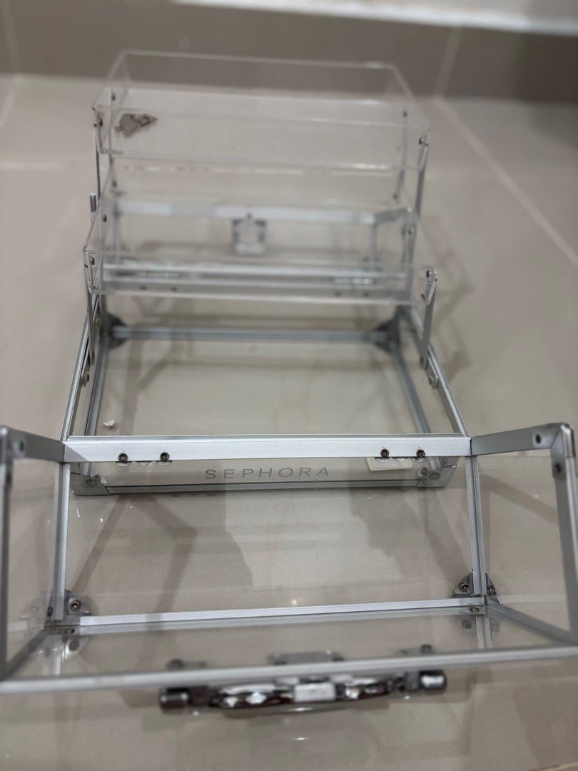 Makeup storage (Category: Makeup) located in Ampang. Submitted by sheilaapril (Listing ID 1351779119, Image 2). Description: .