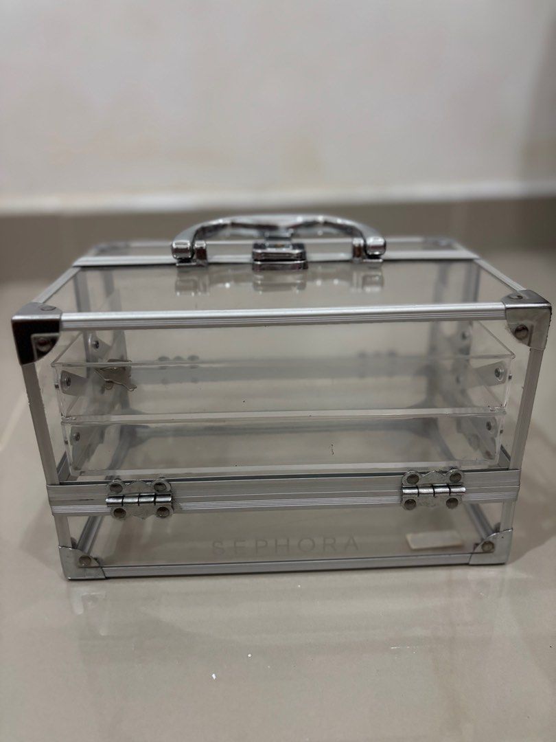 Makeup storage (Category: Makeup) located in Ampang. Submitted by sheilaapril (Listing ID 1351779119, Image 1). Description: .