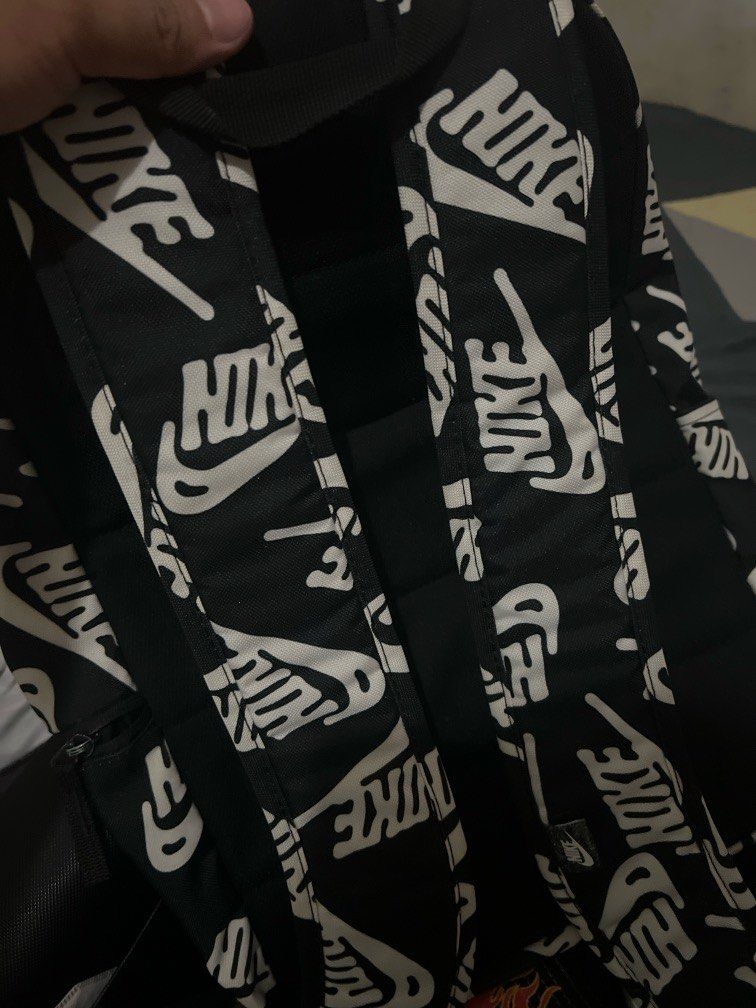 Nike backpack (Category: Backpacks) located in Cainta. Submitted by deeppockets696969 (Listing ID 1351962864, Image 3). Description: Like new Walang discoloration Issue lang yung logo Pm agad.