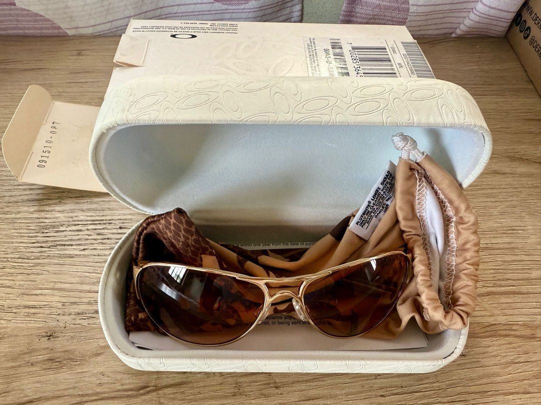 Oakley Sunglasses (Category: Sunglasses & Eyewear) located in Paranaque City. Submitted by ohsofancy777 (Listing ID 1351797420, Image 3). Description: Guaranteed Authentic..