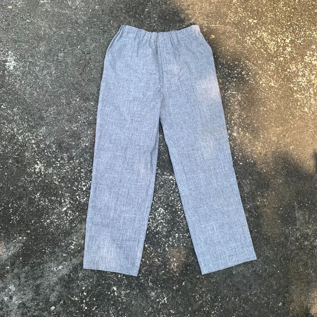 Oscar Jones Trousers Pants (Category: Trousers) located in Bacoor. Submitted by thrifterrifix (Listing ID 1351848497, Image 2). Description: Oscar Jones Trousers Pants Color: Gray Issue/s: None Other Details/Tags: 100% Polyester; stretchy waist Dimensions: 36" x 26"-32"W Inseam: 24" Leg opening: 16" .