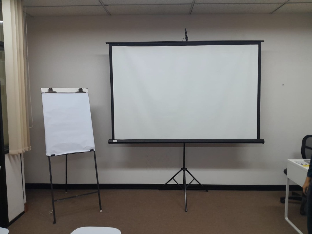 Sewa Screen Proyektor Putih, Perabotan Rumah di Carousell