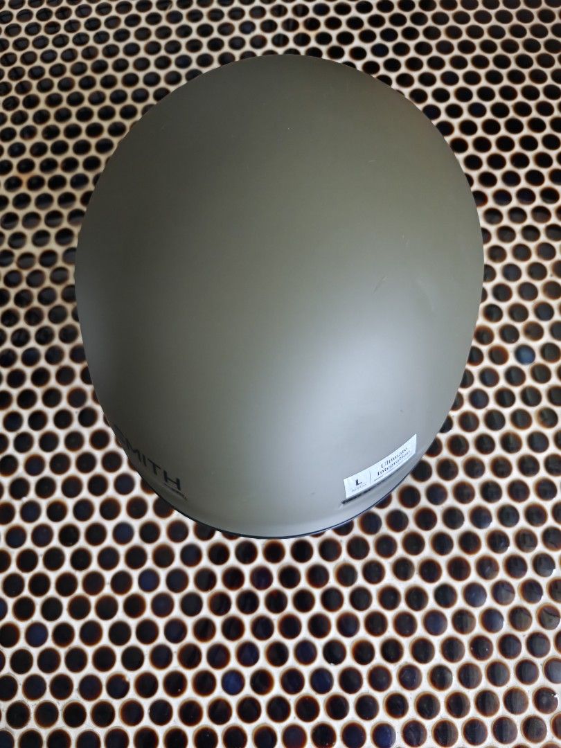 SMITH Method Pro (Category: Other Sports Equipment and Supplies) located in Singapore. Submitted by mb44444 (Listing ID 1351826699, Image 2). Description: Size L Colour: matte forest Selling because slightly too big.